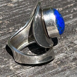 Vintage 1970s Lapis Lazuli Sterling Silver Ring - Handcrafted Boho Statement Ring - Shimmering Pyrite Southwestern Style - Size 8.5 image 9