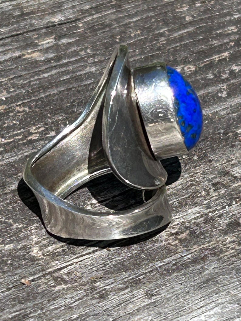 Vintage 1970s Lapis Lazuli Sterling Silver Ring - Handcrafted Boho Statement Ring - Shimmering Pyrite Southwestern Style - Size 8.5 image 9