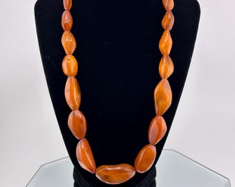 Collar antiguo de ámbar báltico con cuentas de tamaño gradual - Ámbar caramelo alargado de gran tamaño en cadena de metal - Cierre de anilla de resorte ornamentado - Circa 1920