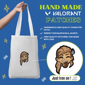 Peut inclure: Un sac fourre-tout blanc avec un écusson brodé représentant un personnage de style anime souriant aux cheveux brun clair et une icône de goutte d'eau bleue. Le texte indique HAND MADE VALORANT PATCHES et Just Iron on avec une icône de fer.