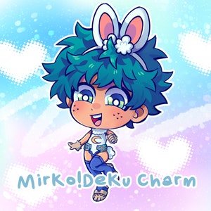 Könnte beinhalten: Eine Cartoon-Illustration eines grünhaarigen Charakters, der ein weißes Kaninchenkostüm mit einem Halbmond-Design trägt. Der Charakter hat einen fröhlichen Ausdruck und hält einen Hasenschwanz. Der Hintergrund ist pastellblau und rosa mit weißen Herzen.