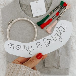 Adesivo da ricamo personalizzato per collo con scritta Merry and Bright Christmas, colletto curvo, modello digitale ricamato fai da te, kit per ricamo con nome
