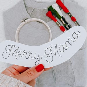 Adesivo da ricamo personalizzato per collo Merry Mama Christmas Stick and Stitch, colletto curvo, modello digitale ricamato fai da te, kit per ricamo a mano