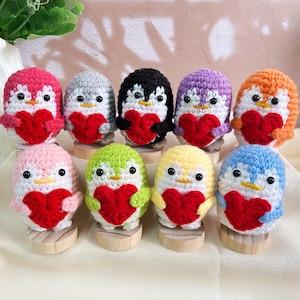 Uroczy ręcznie robiony szydełkowy pingwin, pozytywny pingwin, pingwin z sercem, szydełkowe zwierzę, prezent dla niej, amigurumi pingwiny, prezent urodzinowy, prezenty dla mamy
