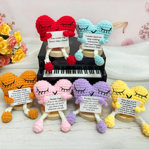 かぎ針編みのポケットハートハグ - あみぐるみ記念品 - あなたを想う