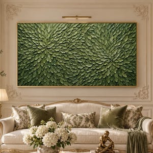 Könnte beinhalten: Ein großes rechteckiges Wandbild mit einem strukturierten Gemälde im Impasto-Stil, das dichte grüne Blätter in einem radialen Muster zeigt. Das Kunstwerk ist mit einem dünnen goldenen Rand versehen und hängt über einem cremefarbenen Sofa.