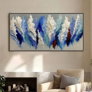 Könnte beinhalten: Abstrakte Wandkunst mit strukturierten Pinselstrichen in Weiß, Blau und Türkis, mit einem Hauch von Rot. Das Kunstwerk ist in einem dunkelgrauen rechteckigen Rahmen gerahmt. Das Gemälde wird über einem Kamin ausgestellt.