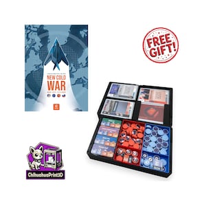 Könnte beinhalten: Brettspiel "New Cold War" mit einer blau-weißen Grafik eines Stealth-Bombers. Die Spielbox ist geöffnet und zeigt rote und blaue Spielsteine. Ein "Free Gift!" Aufkleber ist sichtbar.
