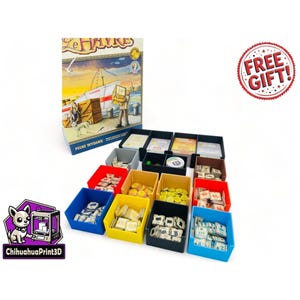 Può includere: La scatola del gioco da tavolo "Le Havre" è mostrata con vari contenitori colorati pieni di componenti del gioco. I contenitori sono blu, gialli, rossi e neri. È visibile un adesivo "FREE GIFT!". È presente anche il logo ChihuahuaPrint3D.