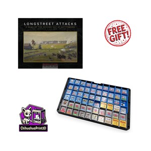 Op de afbeelding: Een bordspeldoos met de titel "Longstreet Attacks: A Game of the Second Day at Gettysburg" met een schilderij van een gevechtsscène. Een dienblad met spelstukken staat naast de doos. Een "Free Gift!" sticker staat in de afbeelding.