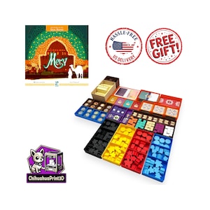 Könnte beinhalten: Ein Brettspiel-Organizer-Set für Merv: Heart of the Silk Road, bestehend aus mehreren Kunststoffschalen in Schwarz, Gelb, Rot und Blau, gefüllt mit verschiedenen Spielmarken, Karten und Holzfiguren, neben dem Cover-Artwork des Spiels.