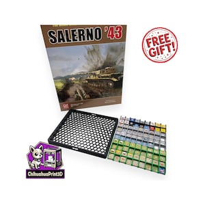 Può includere: Scatola del gioco da tavolo "Salerno '43" con un'illustrazione di un carro armato. Include un vassoio a nido d'ape nero, un vassoio di pezzi del gioco e un adesivo "Regalo GRATIS!". È visibile anche un logo ChihuahuaPrint3D.