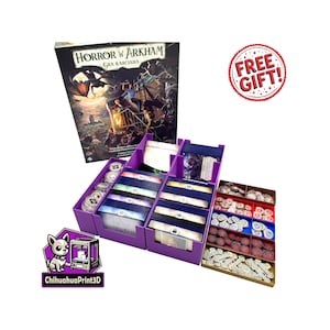 Puede incluir: Una caja de juego de mesa titulada "Horror w Arkham Gra Karciana" con un organizador morado. El organizador tiene compartimentos para cartas y piezas de juego. Una pegatina de "Free Gift!" es visible.