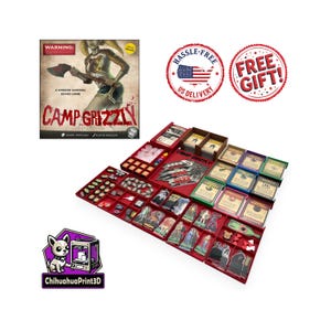 Pode incluir: Um conjunto de jogo de tabuleiro Camp Grizzly com uma capa de caixa mostrando uma personagem com um machado, organizado em tabuleiros de plástico vermelho contendo várias cartas, figuras, fichas pequenas, dados e componentes de jogo.