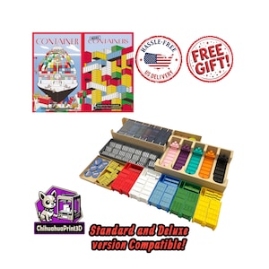 Può includere: Un set di organizzatori per giochi da tavolo con vari vassoi e contenitori in plastica colorata per i pezzi di gioco. Il set include componenti rossi, bianchi, blu, verdi, gialli, rosa, viola, arancioni e neri, insieme alle immagini delle scatole dei giochi Container e More Containers.