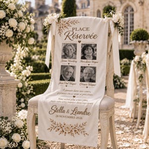 Puede incluir: Un letrero conmemorativo de tela color crema para silla con el texto PLACE Réservée, cuatro retratos en blanco y negro con nombres y el texto Stella & Léandre 28 NOVEMBRE 2026. El estandarte está adornado con cintas blancas y motivos florales.