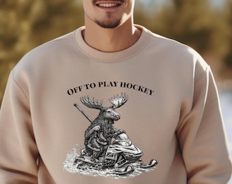 Op weg naar de hockeywedstrijd - Sweatshirt met eland en sneeuwscooter-hockeyprint | Grappig trui met ronde hals en wintersportthema | Cadeau voor hockeyspelers
