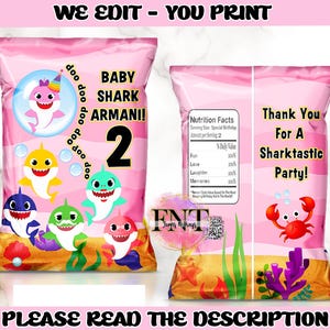Może przedstawiać: R&oacute;żowy projekt torebki na chipsy z postaciami Baby Shark i imieniem "ARMANI!" z numerem "2". Torba zawiera tekst "Thank You For A Sharktastic Party!" i "WE EDIT - YOU PRINT".