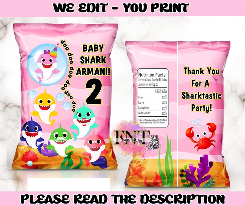 Może przedstawiać: R&oacute;żowy projekt torebki na chipsy z postaciami Baby Shark i imieniem "ARMANI!" z numerem "2". Torba zawiera tekst "Thank You For A Sharktastic Party!" i "WE EDIT - YOU PRINT".