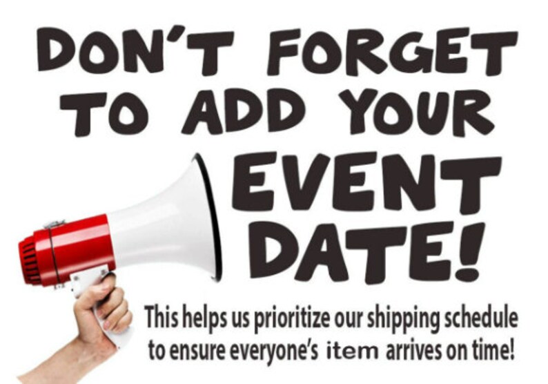 Pu&ograve; includere: Un megafono rosso e bianco con il testo "DON'T FORGET TO ADD YOUR EVENT DATE!" Questo ci aiuta a dare la priorit&agrave; al nostro programma di spedizione per garantire che l'articolo di tutti arrivi in ​​tempo!