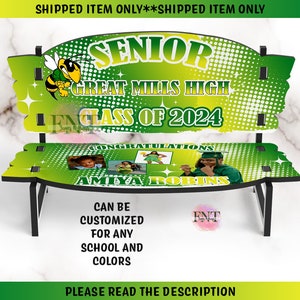 Pu&ograve; includere: Una panchina di legno verde e gialla con le parole "Senior", "Great Mills High" e "Class of 2024" su di essa. La panchina ha un logo di un'ape e due foto di laureati.