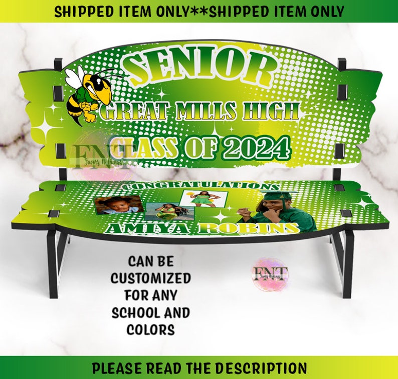Pu&ograve; includere: Una panchina di legno verde e gialla con le parole "Senior", "Great Mills High" e "Class of 2024" su di essa. La panchina ha un logo di un'ape e due foto di laureati.
