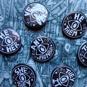 Pronoun / neopronoun eye badges 32mm