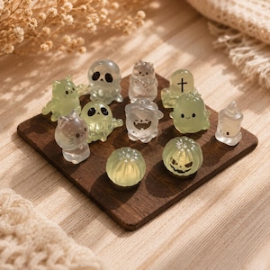Set de 12 figuras en miniatura de Halloween que brillan en la oscuridad: gato, fantasma, calabaza, murciélago, calavera y vela.