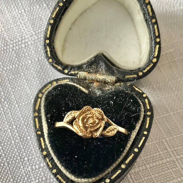 Pretty Vintage 9ct Gold Rose head ring,, size M, 1.1 g Ref 96