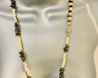 Collier vintage de perles d'eau douce baroques noires et blanches L 45 pouces environ