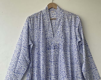 Vestido midi corto de gasa de algodón con estampado floral y escote profundo.