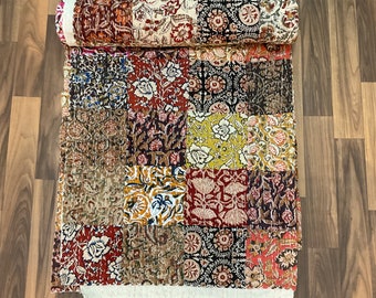 Edredón Kantha de patchwork hecho a mano: ropa de cama bohemia de algodón con estampado floral.