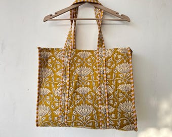 Cabas en coton matelassé fait main : sac de voyage ethnique à imprimé floral