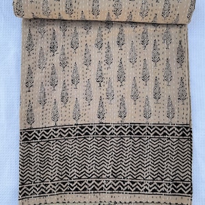 Kantha Quilt aus Baumwolle mit Handblockdruck: Blumige Tagesdecke