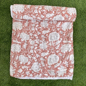 Handgemachter Kantha Quilt mit Blumenmuster - Queen Size