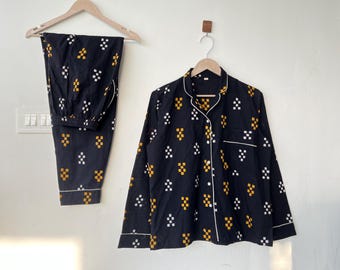 Conjunto de pijama de algodão: roupa de dormir com estampa feita à mão em bloco.
