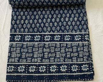 Edredón Kantha floral hecho a mano: colcha ligera de algodón