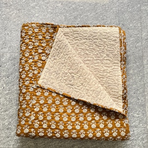 Hand Block Print Kantha Quilt: Braune Florale Wendedecke