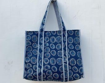 Sac fourre-tout en coton matelassé fait main : imprimé floral réversible, respectueux de l'environnement