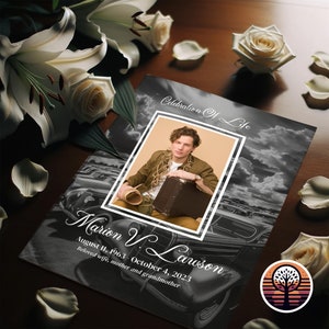 Può includere: Carta commemorativa in bianco e nero con una foto di un uomo in giacca marrone e una valigia. Il testo recita "Celebrazione della vita" e "Marion V. Lawson 11 agosto 1963 - 4 ottobre 2023 Amata moglie, madre e nonna".