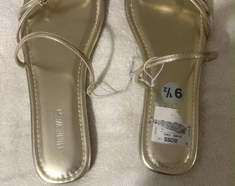 Nine West Gold Metallic Sandalen mit flachem Zehensteg, quadratischem Riemen, Damengröße 9,5, neu mit Etikett, Zehenring