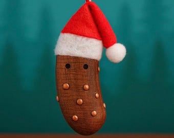 Handgemachte Weihnachtsgurkenverzierung - Baumschmuck aus Holz - Festliches Feiertags-Traditionsgeschenk von Chirpy Workshop