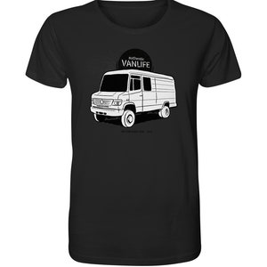 Könnte beinhalten: Schwarzes T-Shirt mit einer weißen Illustration eines Vans und dem Text "authentic VANLIFE" in einem Kreis. Der Text "MB 1234 van life - 2103" befindet sich unter dem Van.