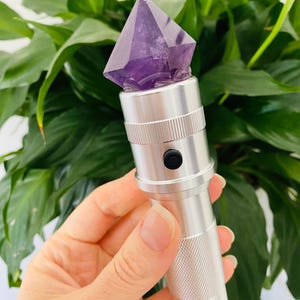 Kristallen lichtstaaf. Amethistkristal (mystiek). 10 kleurenstralen (chakra's) Voor kinesiologisch evenwicht en energetische genezing.