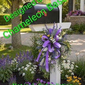 K&ouml;nnte beinhalten: Ein Briefkastenschmuck mit violettem Band, Lavendelzweigen und kleinen gelben Blumen an einem wei&szlig;en Pfosten mit schwarzem Briefkasten. Der Text "Designed on a Chameleon Base" und "Not included in listing" ist &uuml;ber das Bild gelegt.
