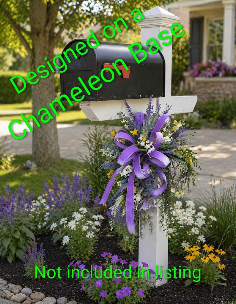 K&ouml;nnte beinhalten: Ein Briefkastenschmuck mit violettem Band, Lavendelzweigen und kleinen gelben Blumen an einem wei&szlig;en Pfosten mit schwarzem Briefkasten. Der Text "Designed on a Chameleon Base" und "Not included in listing" ist &uuml;ber das Bild gelegt.