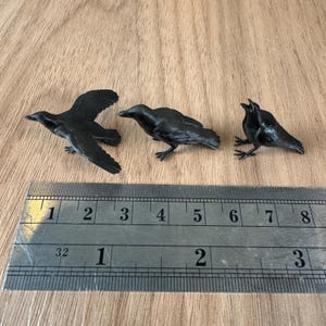 Realistic looking 1:12 scale Miniature Raven Crow for horror diorama, dollhouse, arts and crafts replica animal avian crow black (Set of 3)