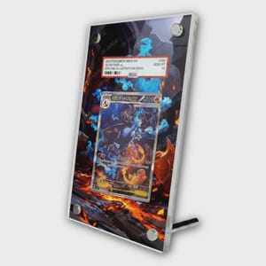 Puede incluir: Una tarjeta coleccionable de Pokémon enmarcada con una ilustración de Blastoise. La tarjeta está calificada y encerrada en una pantalla acrílica transparente. El arte de fondo representa un paisaje volcánico ardiente con tonos azules y naranjas. El marco está sostenido por un soporte metálico.