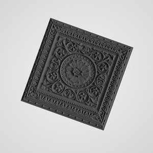 Puede incluir: Una baldosa decorativa cuadrada de color gris oscuro con un diseño floral y geométrico tallado y ornamentado. El motivo central es una flor circular, rodeada de hojas y estrellas estilizadas. El borde presenta patrones repetidos.