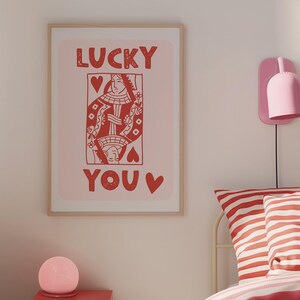 Stampa Regina di Cuori, Stampa Lucky You, Poster Artistico Lucky You, Stampa Carte da Gioco, Arte Murale Retro alla Moda, Stampe Rosa e Rosse, ARTE PARETE STAMPABILE
